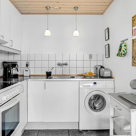 Pet Friendly In With Kitchen *