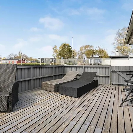 Pet Friendly In With Kitchen